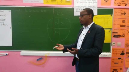 Charleroi: Germain Mugemangango (PTB) face aux enfants de 6e primaire de Jumet Heigne