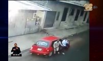 Dos sujetos en auto roban a transeúntes en Guayaquil