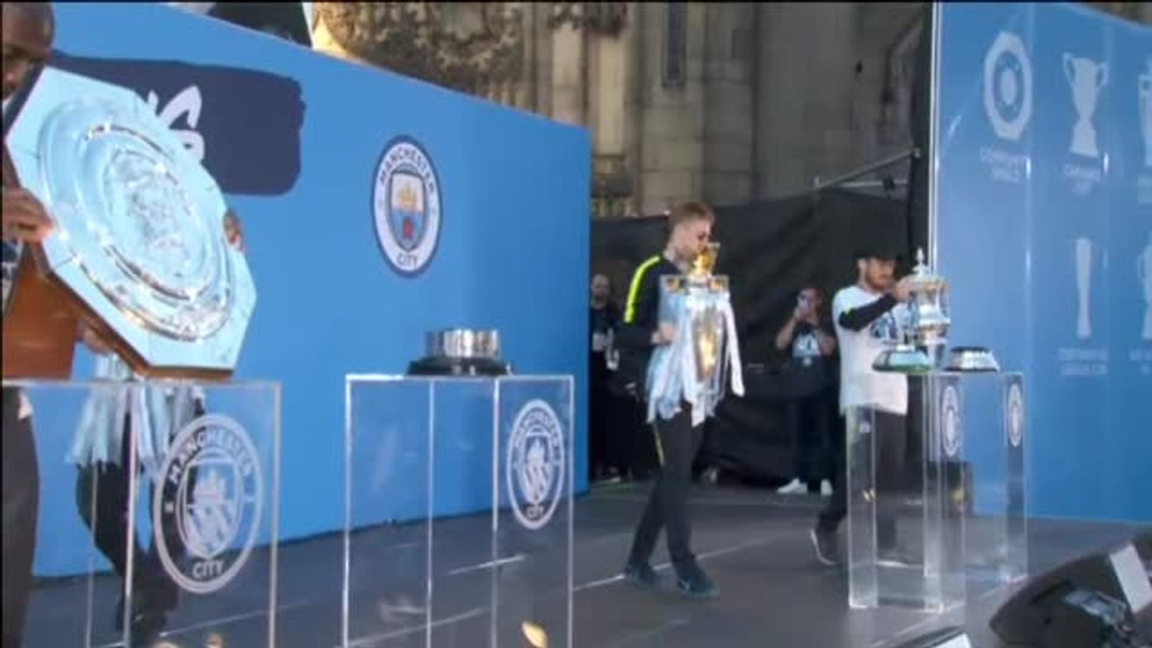 Manchester se tiñe de azul para celebrar la gran temporada del City