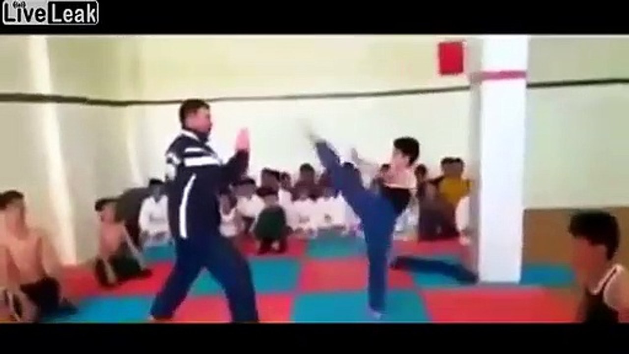 Ce prof de Karaté jette et claque ses élèves !