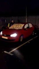Blague de collègues : la voiture recouverte de postits !