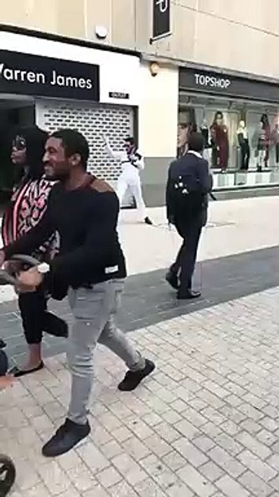 Elvis dans la rue... chante complètement saoul !