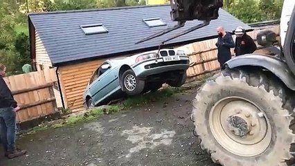 Dépannage d'une voiture, elle manque d'entrer dans une maison !