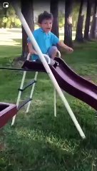 La grosse frayeur d'un enfant sur un toboggan à cause d'une grenouille !