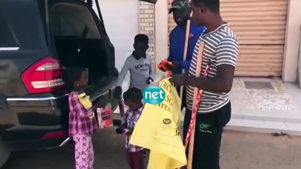 VIDEO - Le fils de Thierno Bocoum nettoie le lieu de tournage de Makhfouss avec son Père