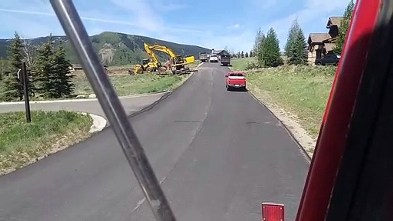 Un conducteur de pelleteuse en très mauvaise situation en bord de route...