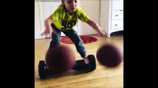 Cette fillette de 4 ans dribble avec 2 ballons de basket tout en faisant de l'hoverboard... Joli