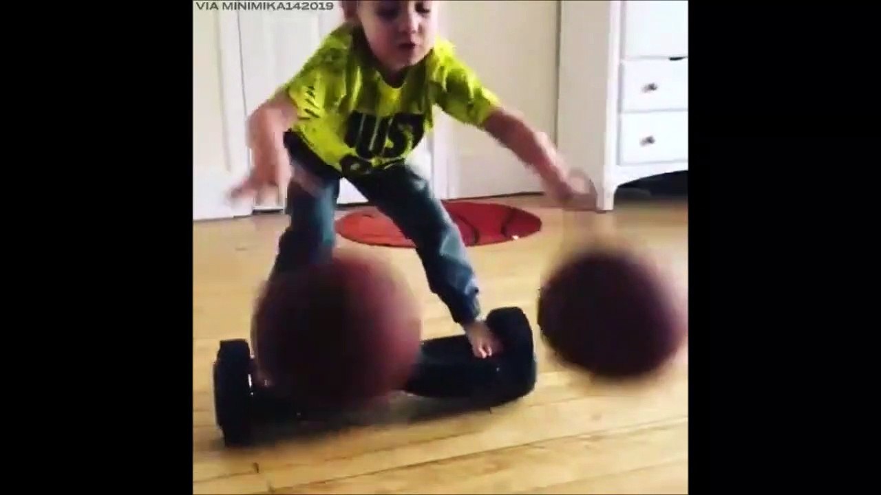 Cette fillette de 4 ans dribble avec 2 ballons de basket tout en faisant de l'hoverboard... Joli