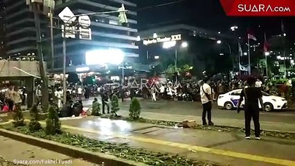 Detik-detik Massa Pendemo Ricuh di Depan Gedung Bawaslu