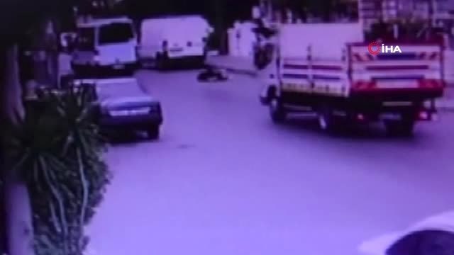 Genç Kız Kapısı Açık Minibüsten Böyle Düştü