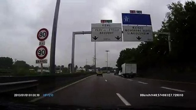 Il part en aquaplaning et fini dans une position plutôt insolite avec sa twingo