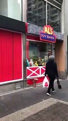 Toy Story dans la vraie vie. Quand le vent donne vie à des cônes plastique