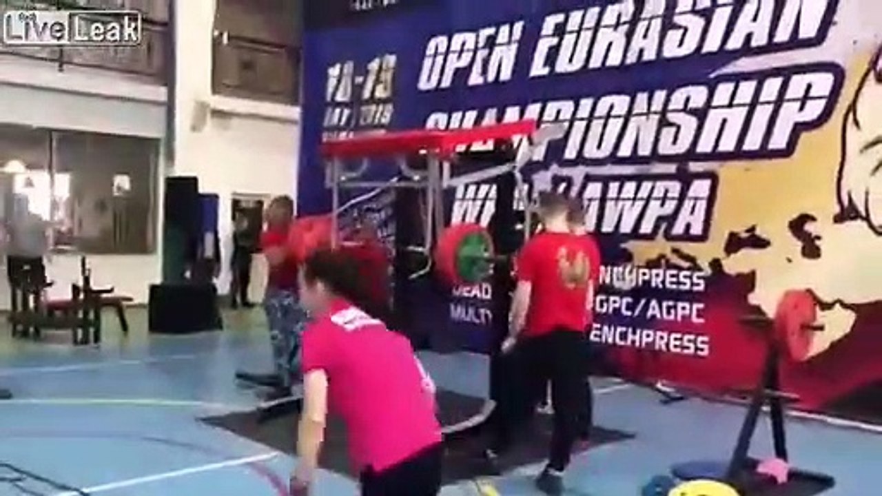 Cet haltérophile se brise les jambes en portant une haltère