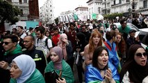 فيديو: آلاف الطلاب الجزائريين يتظاهرون مطالبين باستقالة الرئيس المؤقت