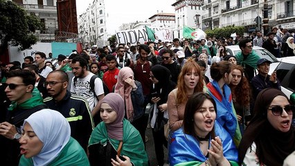 فيديو: آلاف الطلاب الجزائريين يتظاهرون مطالبين باستقالة الرئيس المؤقت