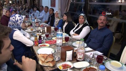 Descargar video: Bakan Pakdemirli şehit ve gazi aileleriyle iftarda buluştu