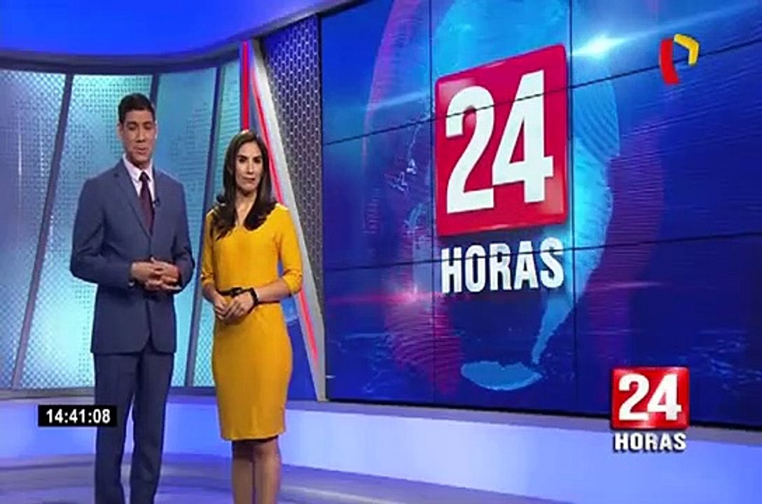 Surfista nada junto a tiburón mar adentro