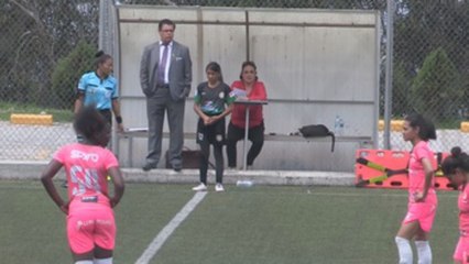 Evelyn Burgos reclama el récord de futbolista profesional más joven del mundo