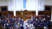 Zelenski toma posesión en Ucrania y disuelve el Parlamento