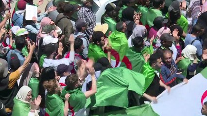 الطلاب الجزائريون يتظاهرون غداة خطاب رئيس أركان الجيش