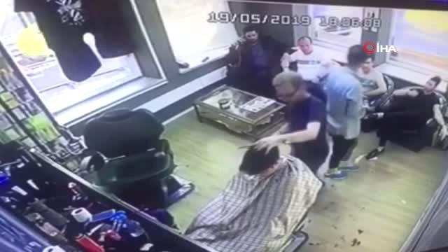 Önce Tıraş Oldu Sonra Kendisini Tıraş Edenin Telefonunu Çaldı