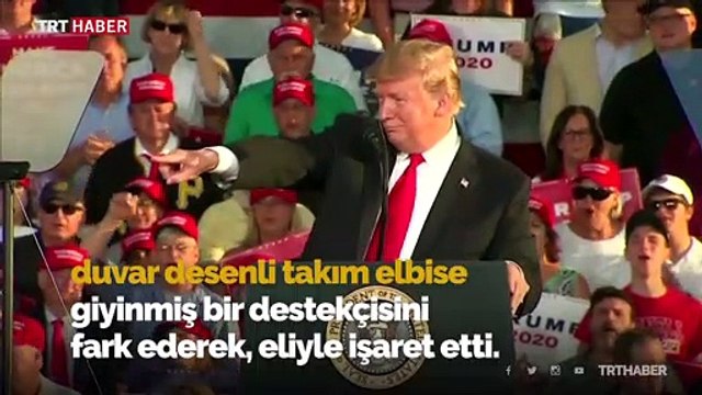Trump duvar desenli takım elbise giyinmiş destekçisini sahneye çağırdı