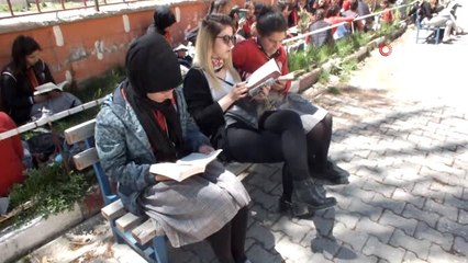 Oruç Tutan Öğrenciler, Yemek Molalarında Kitap Okuyor