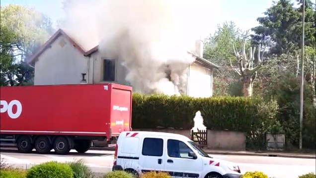 Maison en feu à Sainte-Marie-aux-Chênes
