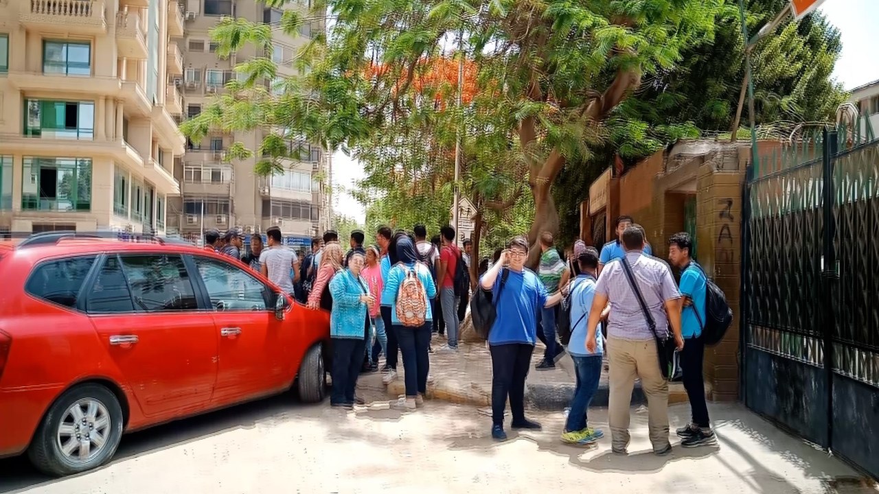 طلاب أولي ثانوي يشكون مادة الجغرافيا ويؤدون الامتحان بالتابلت