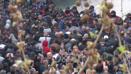 RTV Ora - Tiranë, protesta kundër qeverisë, tentohet të çahet kordoni policor