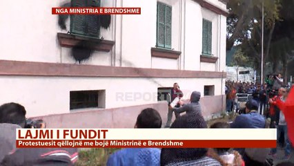 Report TV - Protesta, spërkatet me bojë të zezë Ministria e Brendshme