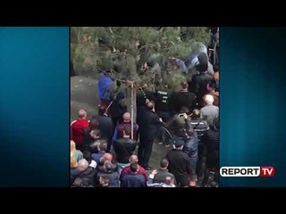Report TV -Çfarë merr në shkëmbim protestuesi që spërkati me bojë Ministrinë e Brendshme?