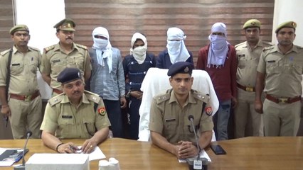 पुलिस गई थी मुर्गी दाने खोजने, पकड़ लाई 10 लाख की शराब, कार और तमंचा