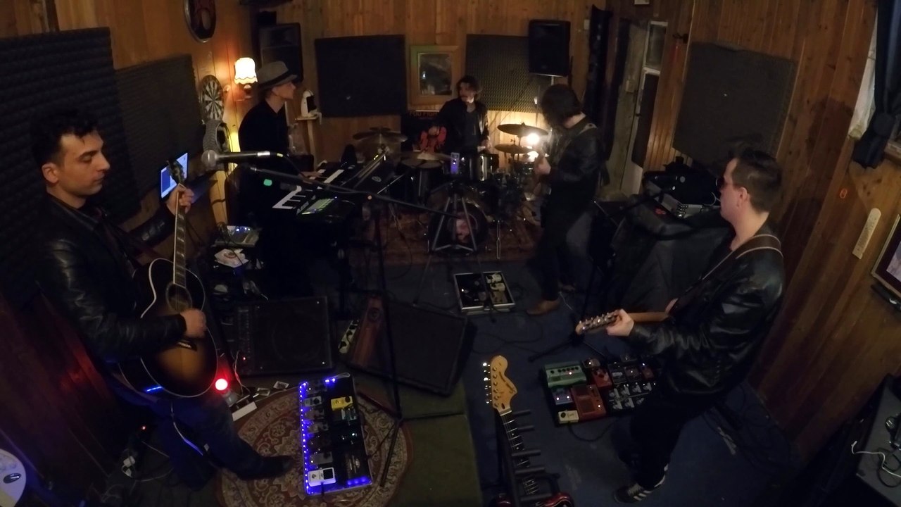 Alosi , 'Hotel' #NoFilter dal vivo per Rockol. Il video