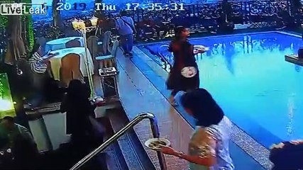 Le petit-déjeuner du buffet de l'hôtel finit dans la piscine.