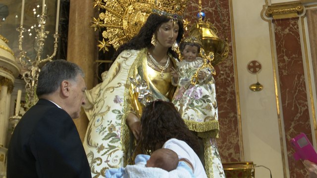 Centenares de valencianos muestran la devoción a su patrona