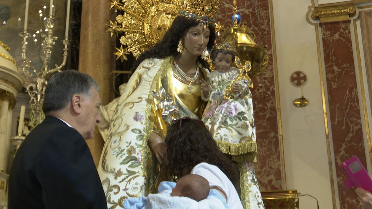 Centenares de valencianos muestran la devoción a su patrona