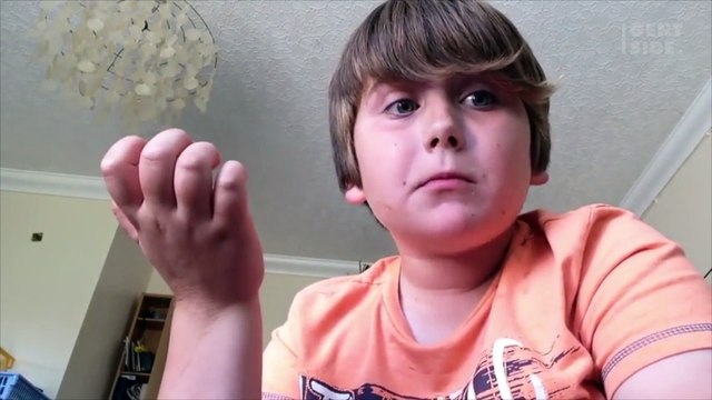 Questo bambino mangia uno dei peperoncini più piccanti del mondo