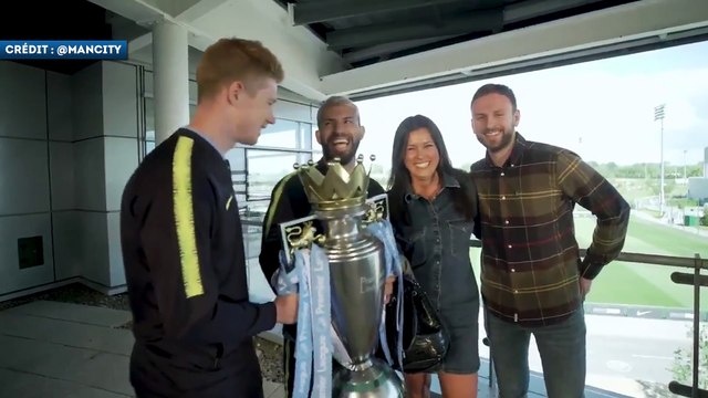 Quand les joueurs de Manchester City font croire qu'ils ont cassé le trophée