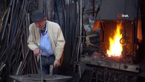 52 yıllık demir ustası 200 derecede demir döverek oruç tutuyor