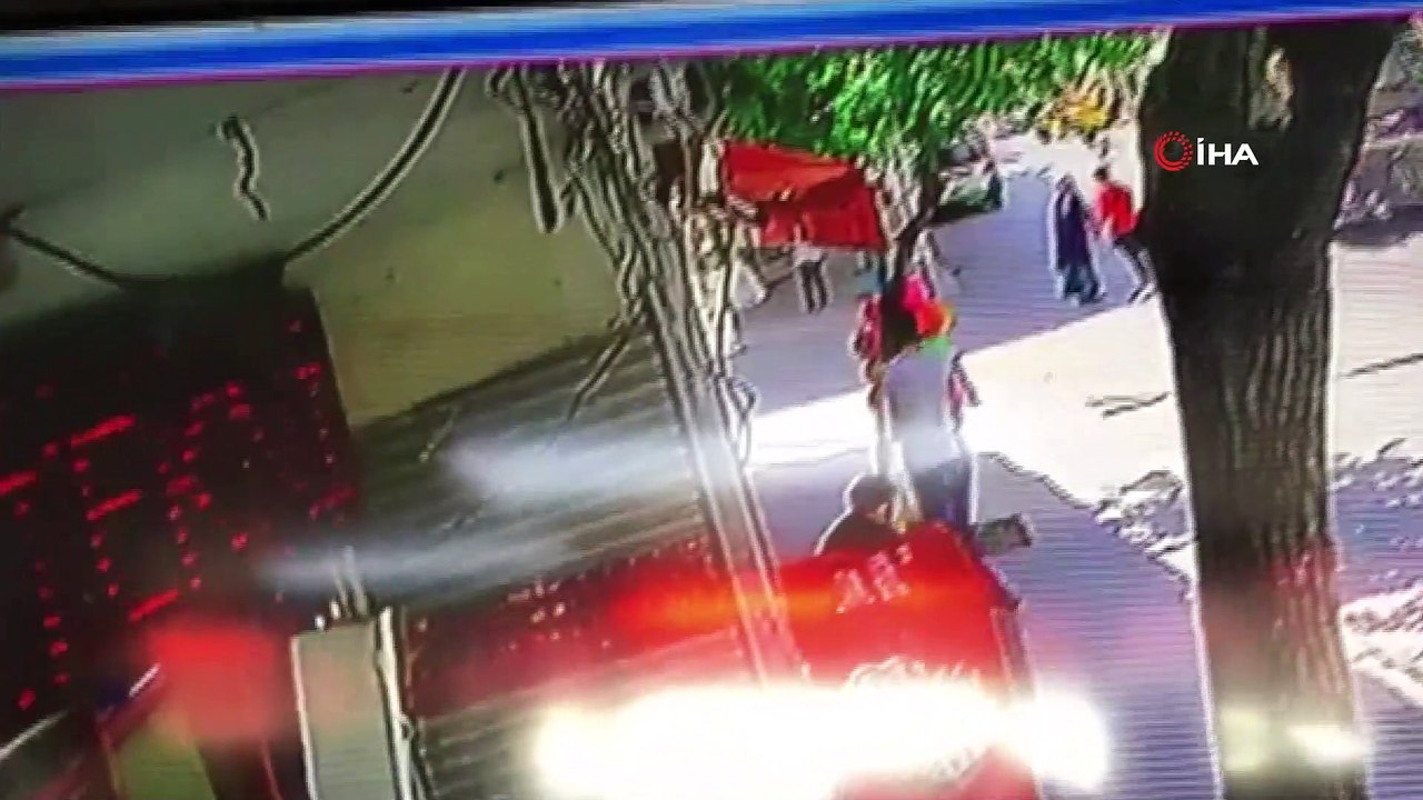 Kucağında çocuğuyla yolun karşısına geçmeye çalışan kadın çöp kamyonunun altında böyle kaldı