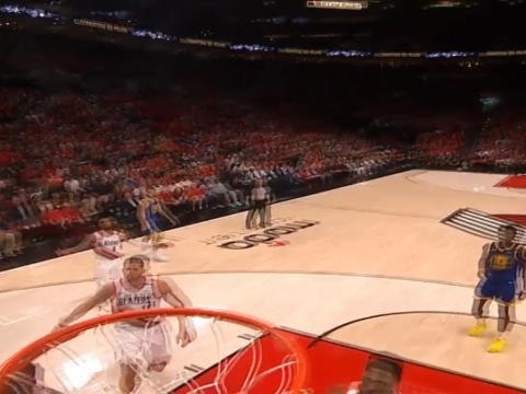 لقطة: كرة سلة: كوري يتوغّل ويسجّل بطريقة استعراضيّة