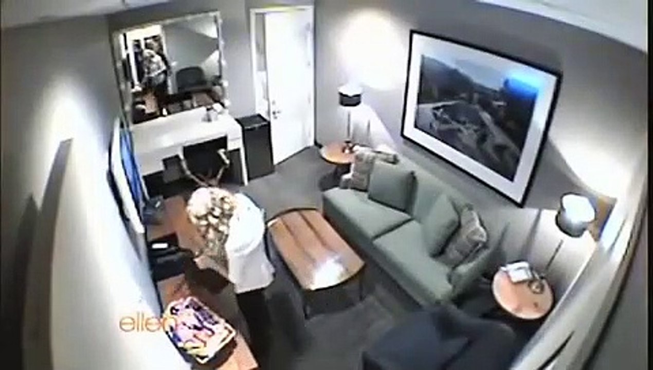 Taylor Swift bị MC Ellen DeGeneres hù sợ đến nỗi bò ra sàn toilet