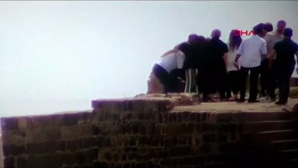 Diyarbakır Surlardan İntihara Kalkışan Genç Kızı Polis Son Anda Kurtardı