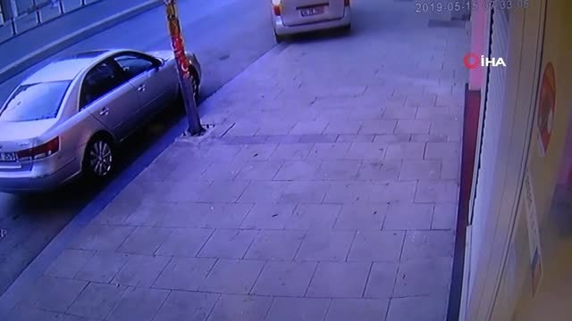 Genç Kızın Kendilerini Görüntülemesine Aldırmayan Hırsızlar Kamerada