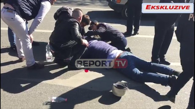 Pamjet ekskluzive, e sulmojnë me thikë dhe mjete të forta, i grabisin paratë në mes të Tiranës