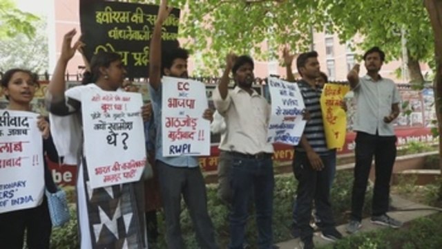 Opositores indios acampan para cuidar las máquinas de votación por temor a fraude