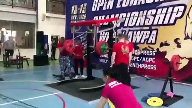 Un haltérophile se casse la jambe en 3 endroits sous la pression de 250 Kg de poids