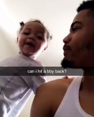 Cette petite fille et son papa ont une discussion très animée. Hilarant !