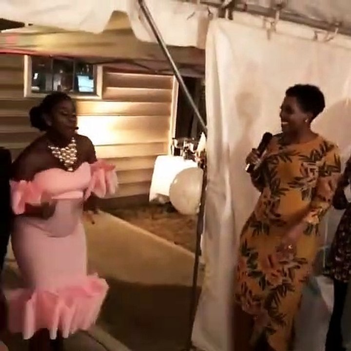 Cette femme est sublime et bouge bien malgré sa grossesse. Admirez !